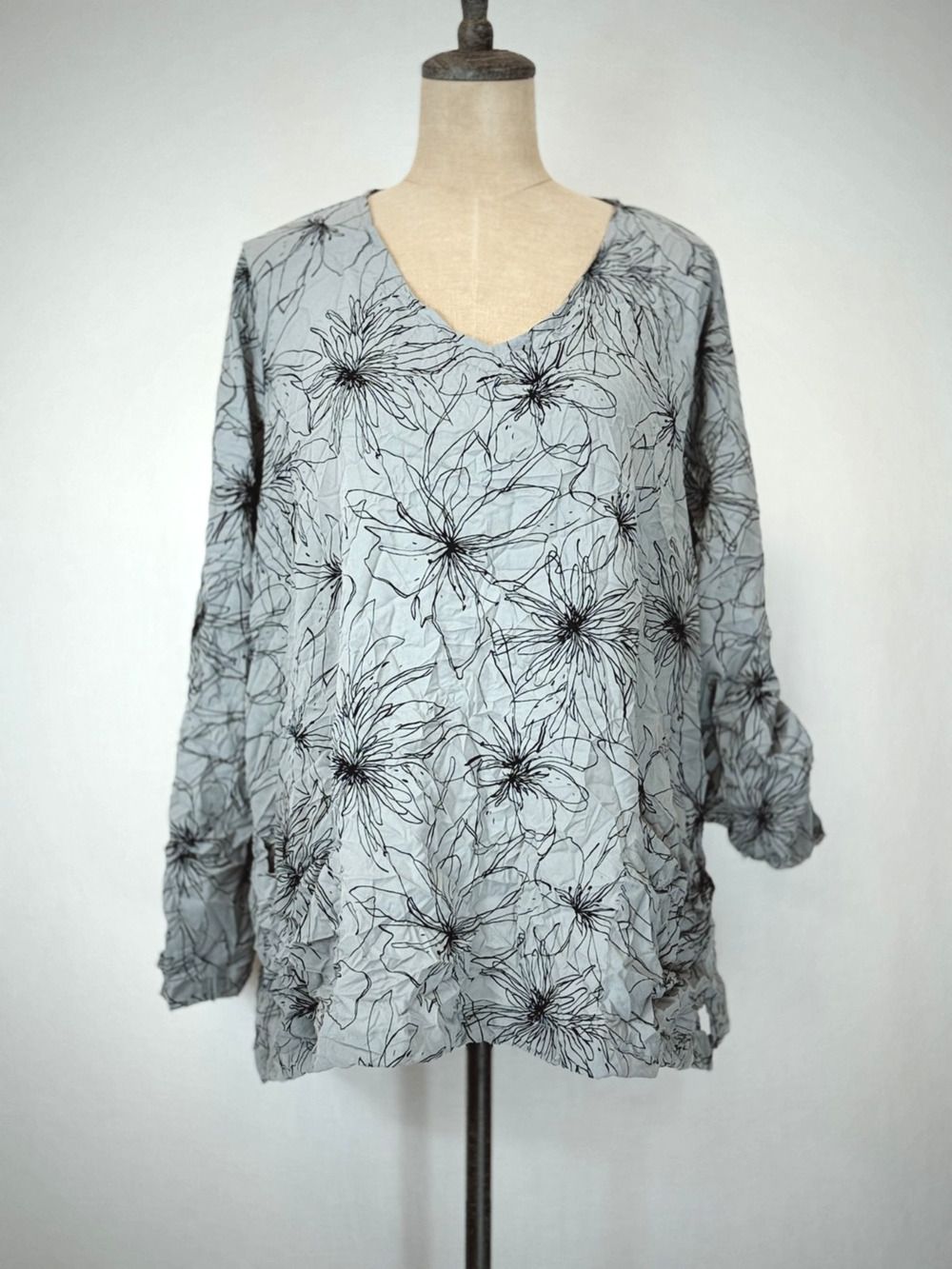 COMFY USA Grey w/Black Floral Pattern Womens LARGE Art to Wear Boutique #0209